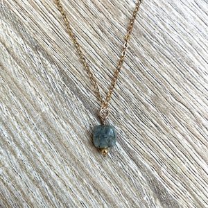 Collier fin Labradorite carrée Carrie