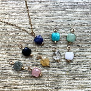 Collier fin pierres naturelles carrées Carrie
